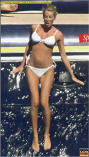Alessia Marcuzzi feet photo thumbnail