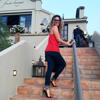 Daisy Fuentes feet photo thumbnail