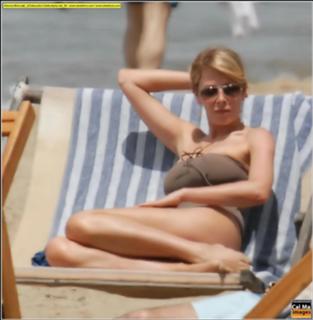 Alessia Marcuzzi feet photo thumbnail