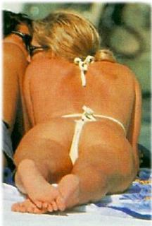 Alessia Marcuzzi feet photo thumbnail