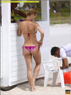 Michelle Hunziker feet photo thumbnail