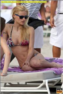 Michelle Hunziker feet photo thumbnail