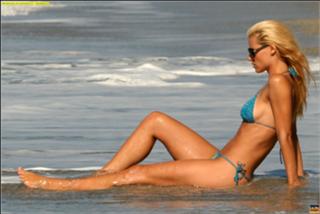 Michelle Hunziker feet photo thumbnail