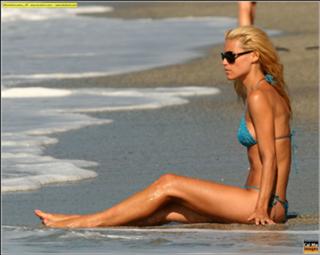 Michelle Hunziker feet photo thumbnail