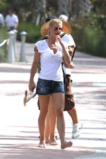Michelle Hunziker feet photo thumbnail