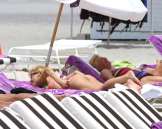 Michelle Hunziker feet photo thumbnail