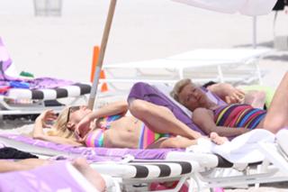 Michelle Hunziker feet photo thumbnail