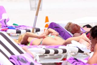 Michelle Hunziker feet photo thumbnail