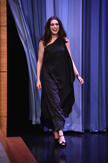 Anne Hathaway feet photo thumbnail