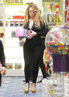 Mariah Carey feet photo thumbnail