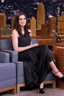 Anne Hathaway feet photo thumbnail