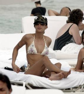 Elisabetta Canalis feet photo thumbnail
