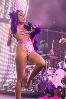 Miley Cyrus feet photo thumbnail