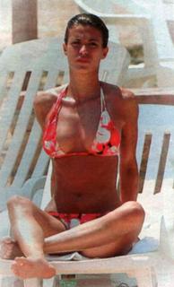Elisabetta Canalis feet photo thumbnail