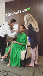 Zoe Saldana feet photo thumbnail