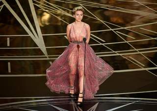 Scarlett Johansson feet photo thumbnail