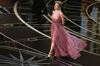 Scarlett Johansson feet photo thumbnail