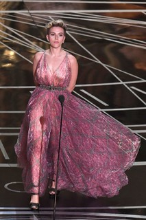Scarlett Johansson feet photo thumbnail