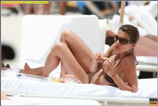 Elisabetta Canalis feet photo thumbnail