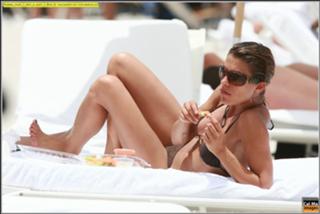 Elisabetta Canalis feet photo thumbnail
