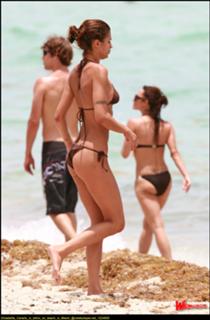 Elisabetta Canalis feet photo thumbnail
