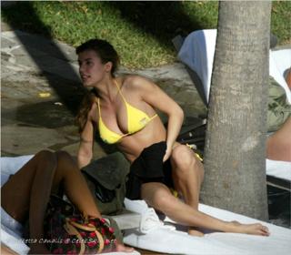 Elisabetta Canalis feet photo thumbnail
