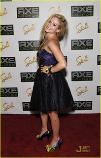 Avril Lavigne feet photo thumbnail