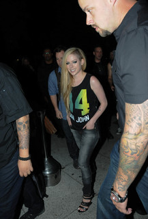 Avril Lavigne feet photo thumbnail