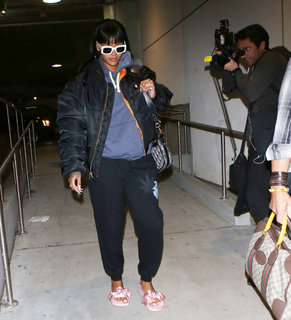 Rihanna feet photo thumbnail