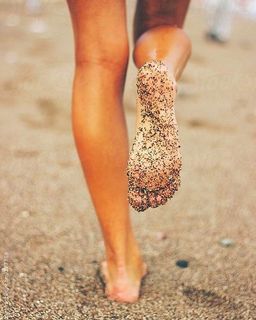 Isis Valverde feet photo thumbnail