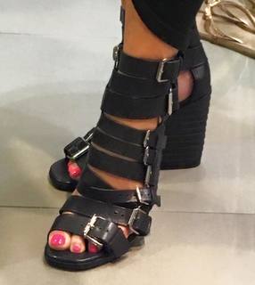 Lisa Robertson feet photo thumbnail