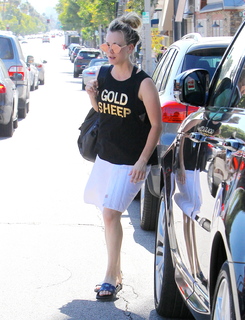Kaley Cuoco feet photo thumbnail