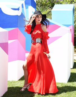 Victoria Justice feet photo thumbnail
