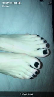 Bella Thorne feet photo thumbnail