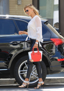 Kelly Rohrbach feet photo thumbnail