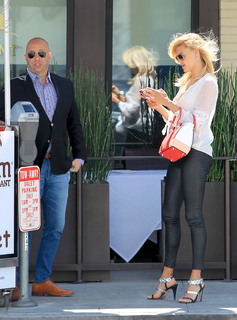 Kelly Rohrbach feet photo thumbnail
