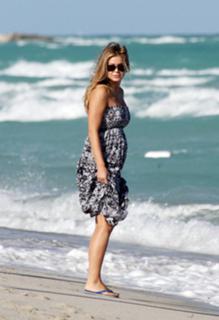 Carmen Electra feet photo thumbnail
