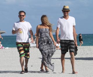 Carmen Electra feet photo thumbnail