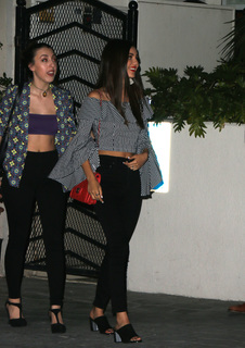 Victoria Justice feet photo thumbnail