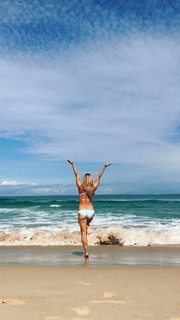 Kino MacGregor feet photo thumbnail