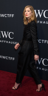 Rosamund Pike feet photo thumbnail