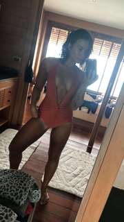 Demi Lovato feet photo thumbnail