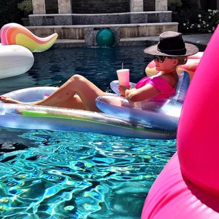 Avril Lavigne feet photo thumbnail