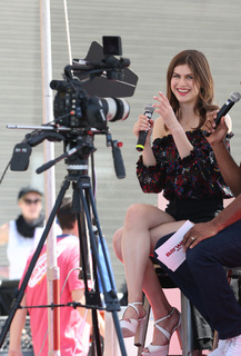 Alexandra Daddario feet photo thumbnail