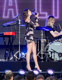 Dua Lipa feet photo thumbnail