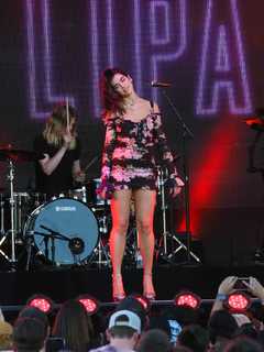 Dua Lipa feet photo thumbnail