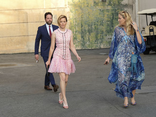 Elizabeth Banks feet photo thumbnail