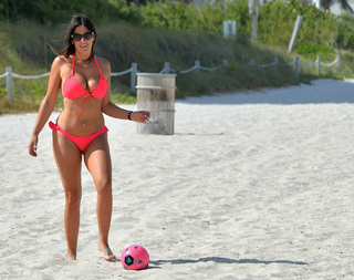 Claudia Romani feet photo thumbnail
