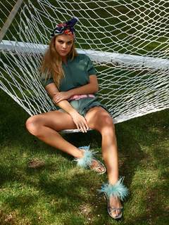 Nina Agdal feet photo thumbnail