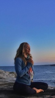 Kino MacGregor feet photo thumbnail